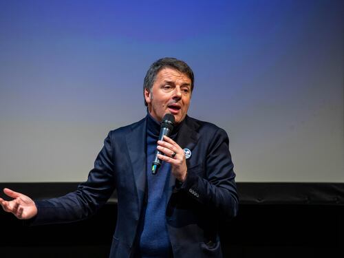Renzi scimmiotta Shakira per colpire il Pd. Ma tra Ferrari e Twingo la politica si schianta