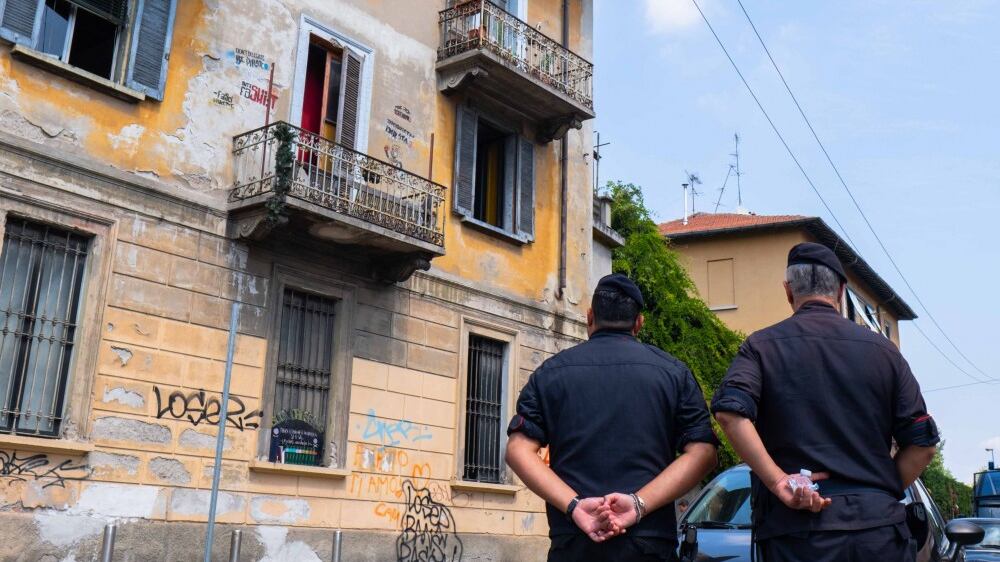 Milano, sgombero del centro sociale "Proprietà Pirata Riot Club"