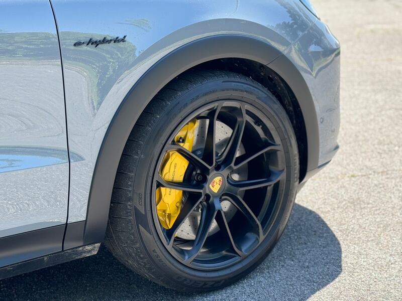 Porsche Cayenne Coupè GT: il video in pillole del super SUV ibrido da 740 CV 8