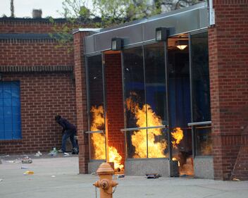 Baltimora come Ferguson: guerriglia dopo la morte di un nero 9