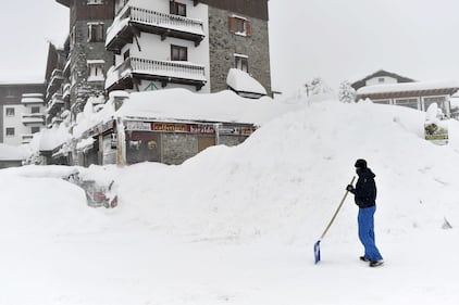 Sestriere, sommersa dalla neve 3