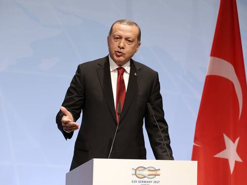 Un anno dopo il golpe, Erdogan "Taglieremo la testa ai traditori"