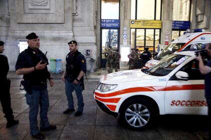 Milano, i soccorsi dopo l'aggressione in centrale 2