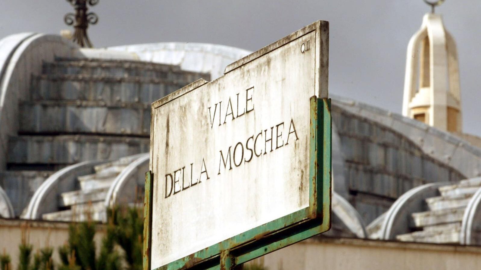 Il muezzin urla troppo e il giudice lo "silenzia"