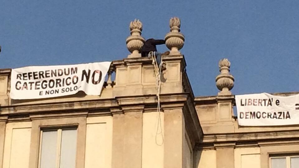 Milano, sale sul tetto della Scala per protestare contro le riforme