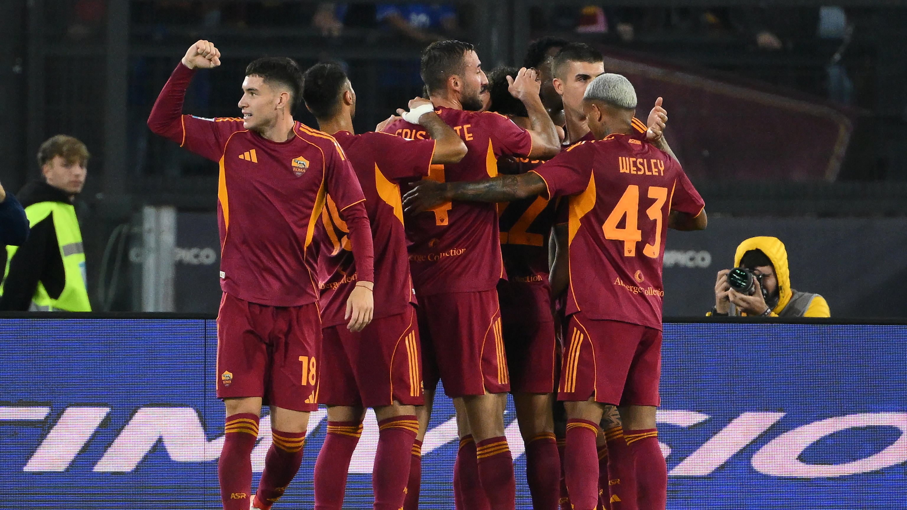 La Roma stende il Parma 2-1: i giallorossi raggiungono il Napoli in testa alla classifica