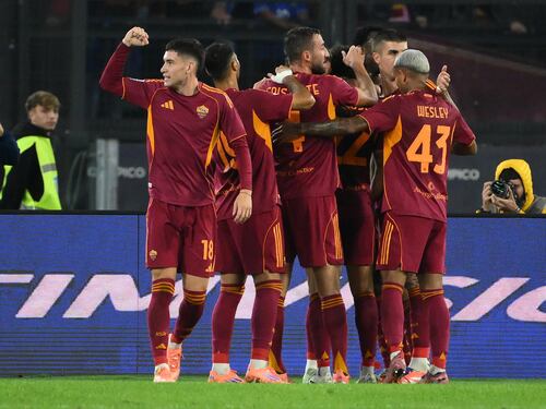 La Roma stende il Parma 2-1: i giallorossi raggiungono il Napoli in testa alla classifica