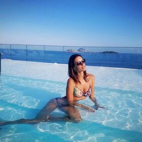 Alessandra Ambrosio, topless con ventaglio 9