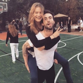 Behati Prinsloo: gli scatti hot che fanno impazzire Adam Levine 10