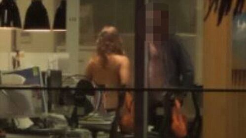 Scandalo a luci rosse: sorpresi a fare sesso in ufficio 5