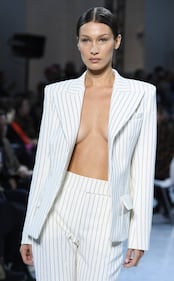 Bella Hadid sexy in passerella, foto 3