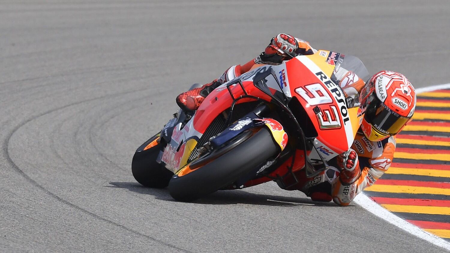 Vale e Marquez litigano, fa festa solo Viñales