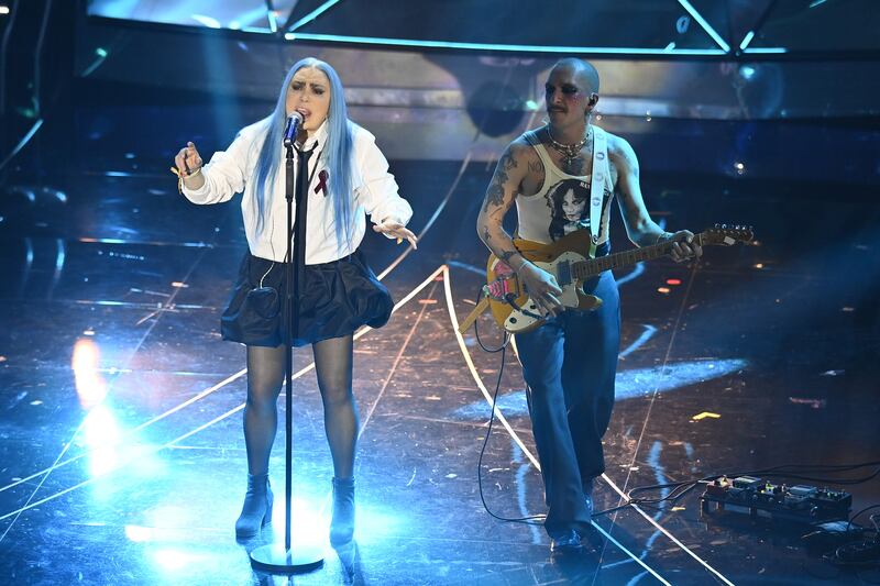 Sanremo 2024: ecco il look della quarta serata del Festival di Loredana Bertè 9