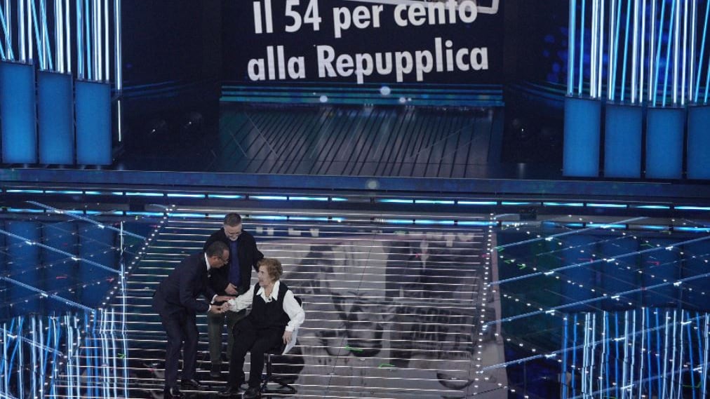 Tutte le gaffe (e gli errori) della prima serata di Sanremo 2026: da "Repupplica" a "Chiamo io chiami lui"