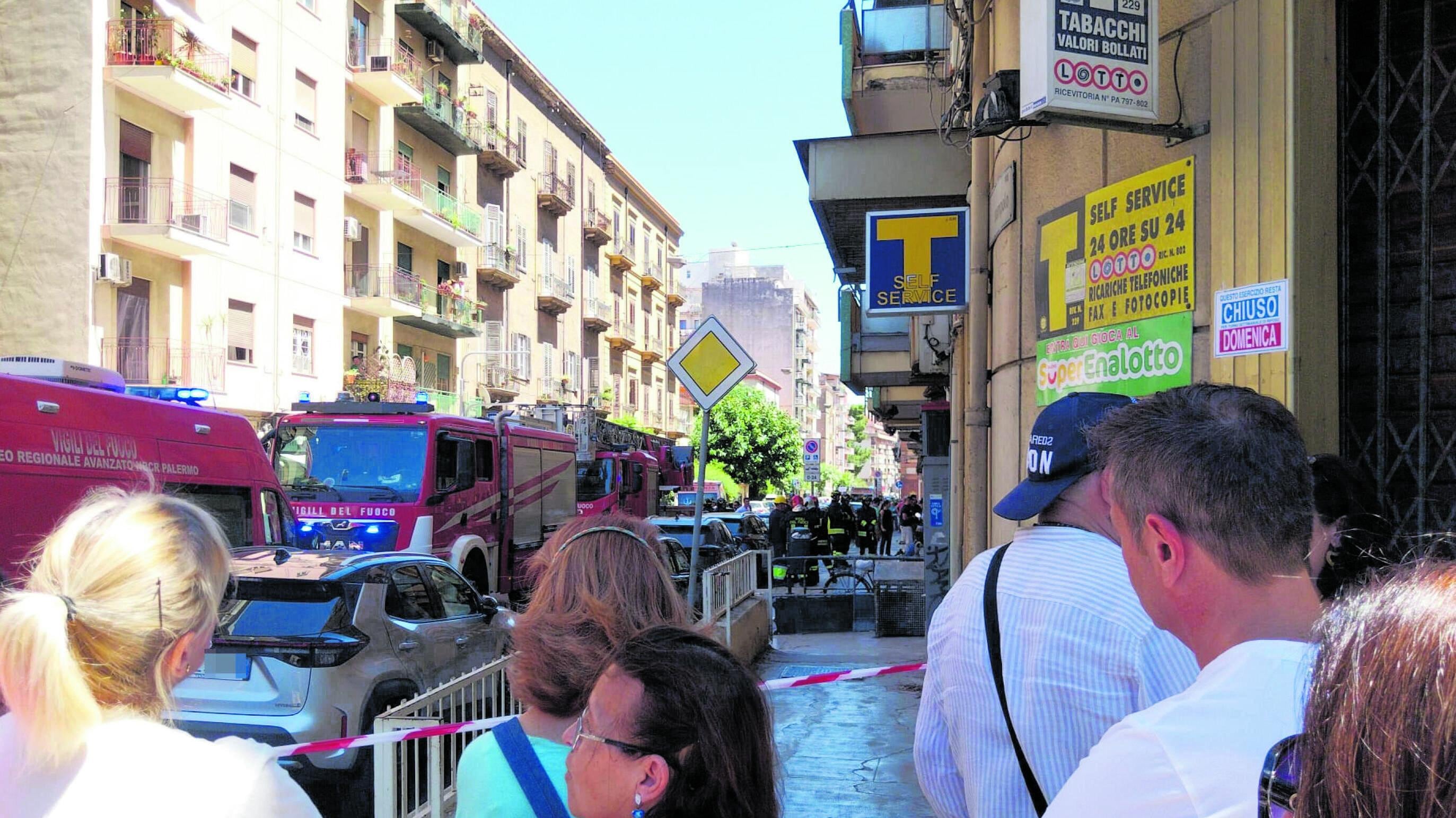 Uccide il coinquilino, poi si barrica in casa. E minaccia di far saltare per aria l'edificio