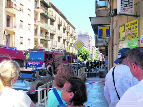 Uccide il coinquilino, poi si barrica in casa. E minaccia di far saltare per aria l'edificio