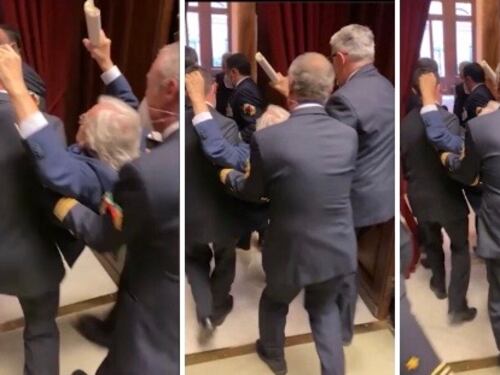 Sgarbi portato di peso fuori dalla Camera: "Lo faccio per tenere allenati i commessi"
