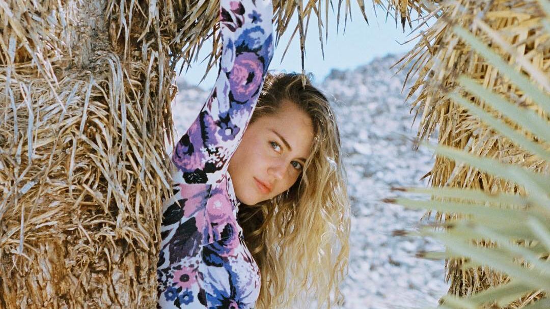 Miley Cyrus si arrampica sugli alberi secolari e scoppia la polemica