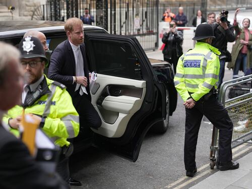 Ritirata la causa, il passo indietro del principe Harry: cosa c'è dietro
