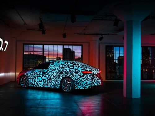 Volkswagen ID.7, le prime immagini dell’elettrica da 700 km