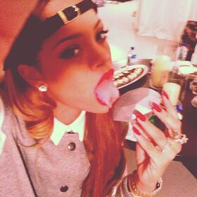 Rihanna mette in mostra il lato b e non solo 11