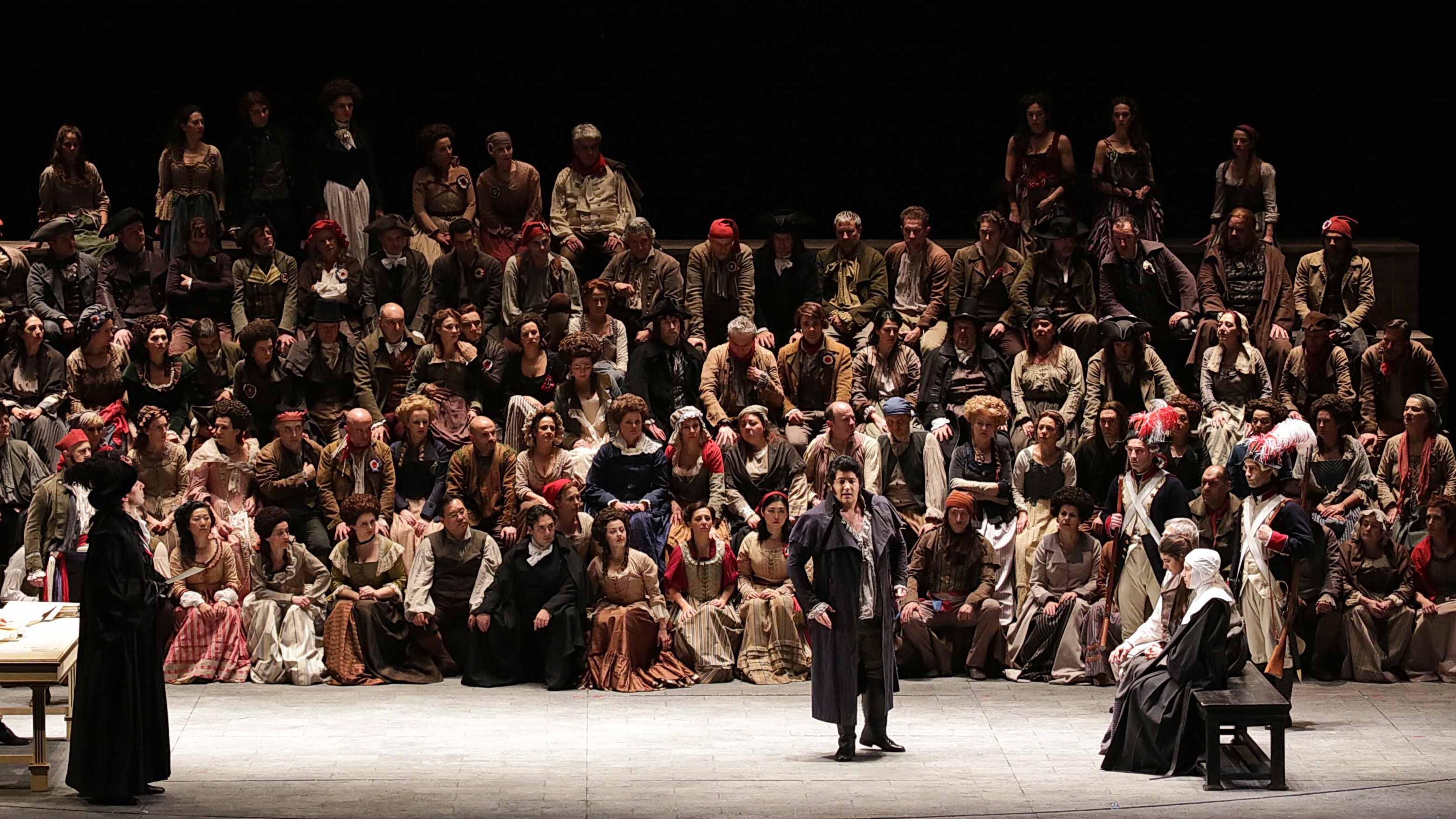Alla Scala "vola" la satira anti-borghese