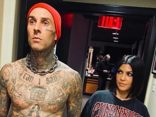 Le nozze poi il dramma. Travis Barker ricoverato, la figlia: "Pregate per lui"