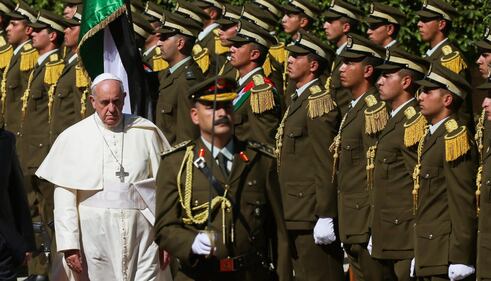 L'elicottero su cui vola Francesco atterra a Betlemme 7