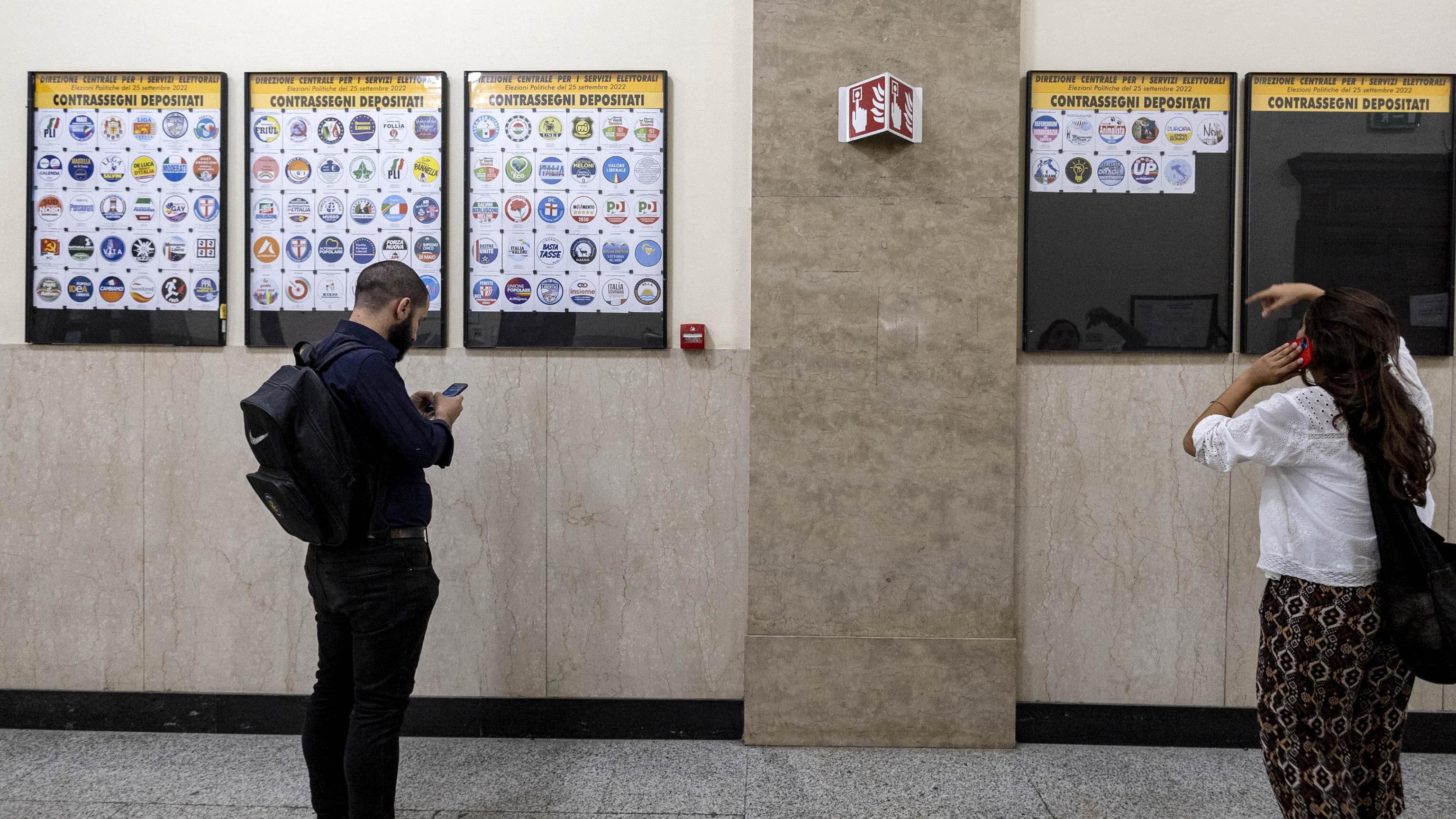 Presentati i simboli. E in uno spunta il nome di Draghi...