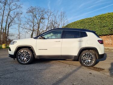 Jeep Compass 4XE, guarda le foto del suv ibrido plug-in 24