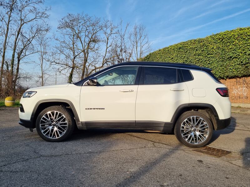 Jeep Compass 4XE, guarda le foto del suv ibrido plug-in 24