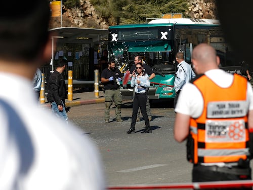 Doppio attentato a Gerusalemme, un morto e almeno 19 feriti