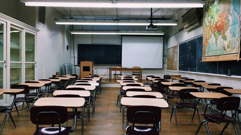 Sadomaso in classe, orrore a scuola: prof nudo per farsi picchiare dagli alunni