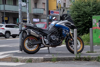 Ciclista investito da una moto a Milano: è gravissimo 9