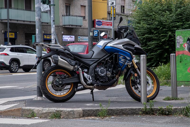 Ciclista investito da una moto a Milano: è gravissimo 9