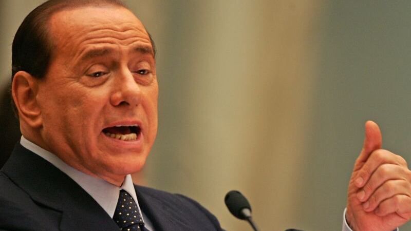 Silvio rottama 9 deputati su 10 E sullo spread: "Un imbroglio"