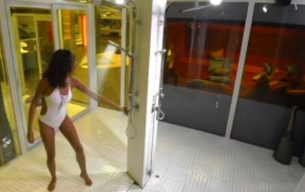 Mariana Rodriguez, yoga sexy al Grande Fratello Vip 8