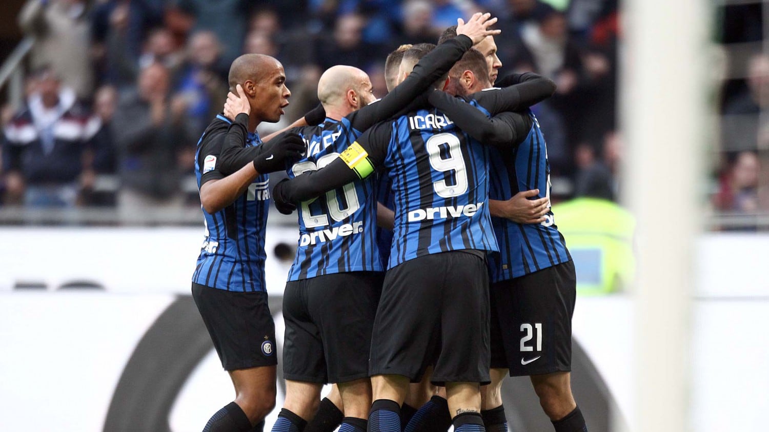 L'Inter scalza il Napoli: 5-0 al Chievo e primo posto in classifica