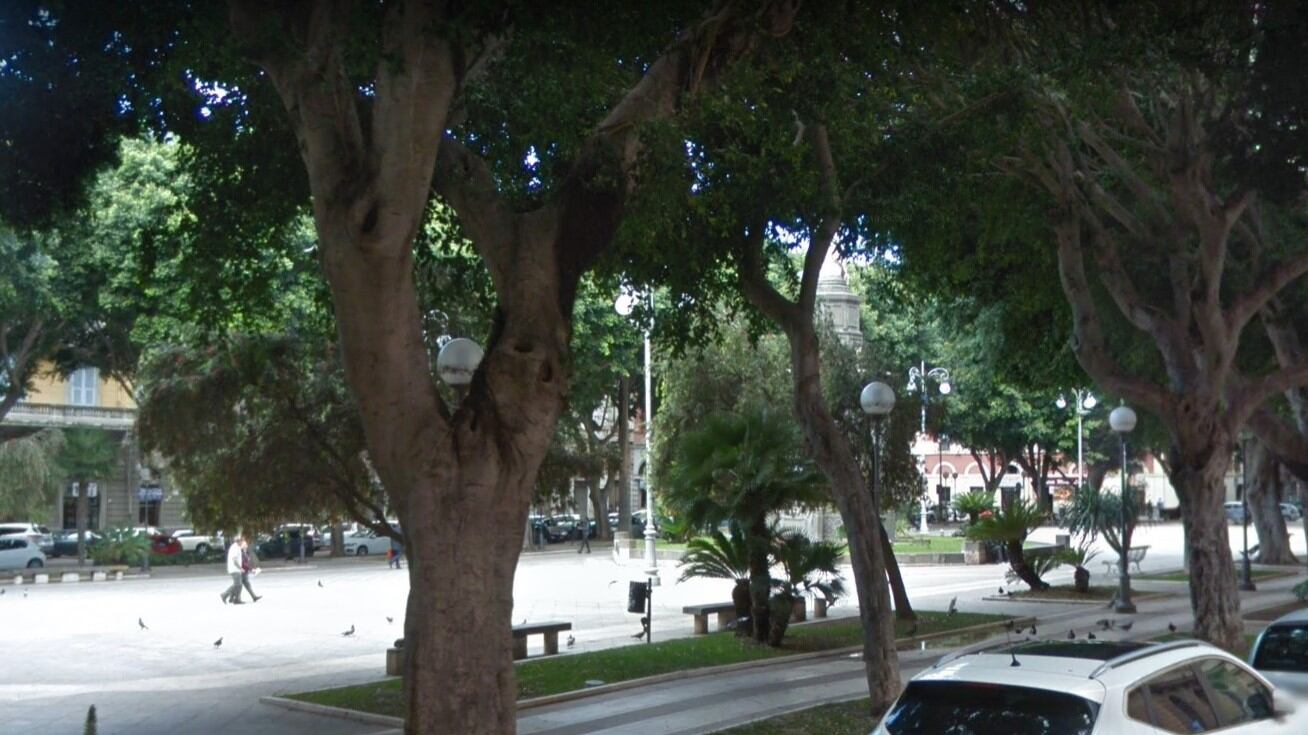 Cagliari, sorpreso a bivaccare in piazza: maliano attacca agenti