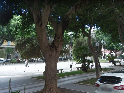 Cagliari, sorpreso a bivaccare in piazza: maliano attacca agenti