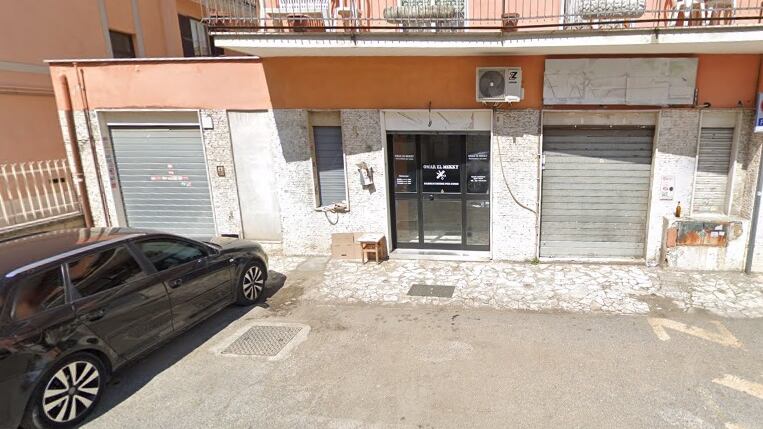 Barbiere sorpreso a tagliare i capelli: "Non è vero, sono l'idraulico"