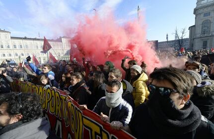 Scontri a Torino, la polizia carica 1
