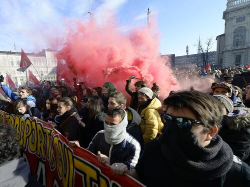 Scontri a Torino, la polizia carica
