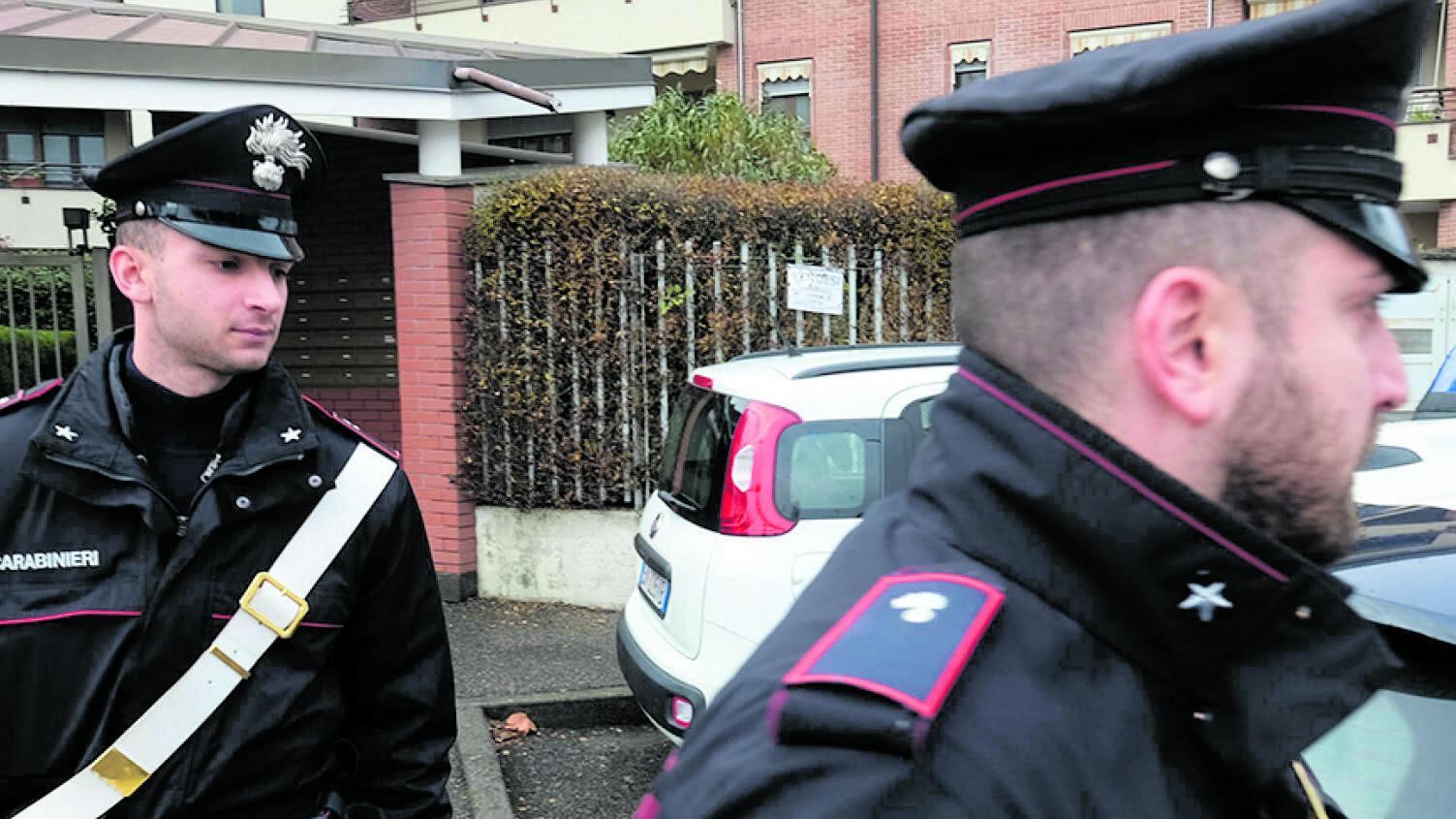 Ruba un grosso crocifisso con cui distrugge alcune auto e inveisce contro i carabinieri. Paura ad Alessandria