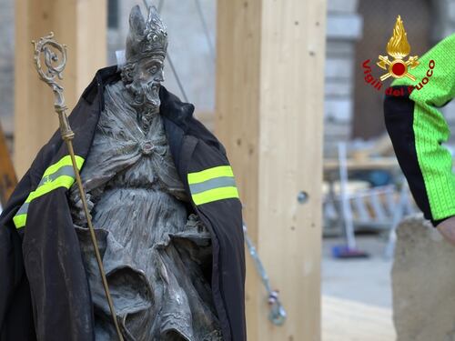 Norcia, la statua di San Benedetto estratta integra dalle macerie della basilica