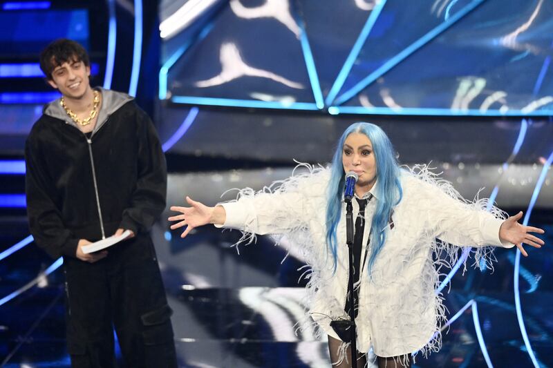 Sanremo 2024: ecco il look della seconda serata del Festival di Loredana Bertè 1