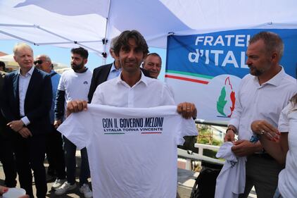 10 pillole social e un pieghevole con i “cruciverba patrioti”: parte la campagna estiva di FdI 2