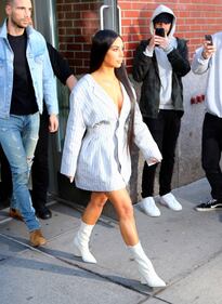 Kim Kardashian hot: bionda e scollata su Twitter 36
