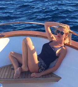 Alessia Marcuzzi, bikini sexy al mare 6