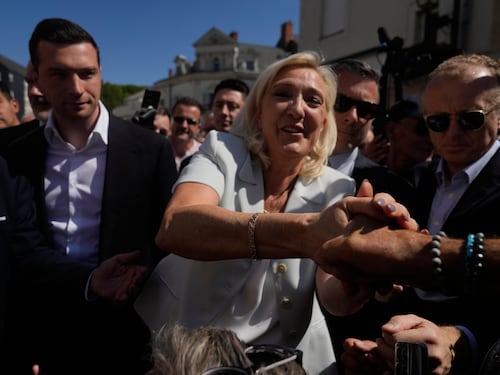 Marine, bagno di folla e slogan rubato a Macron